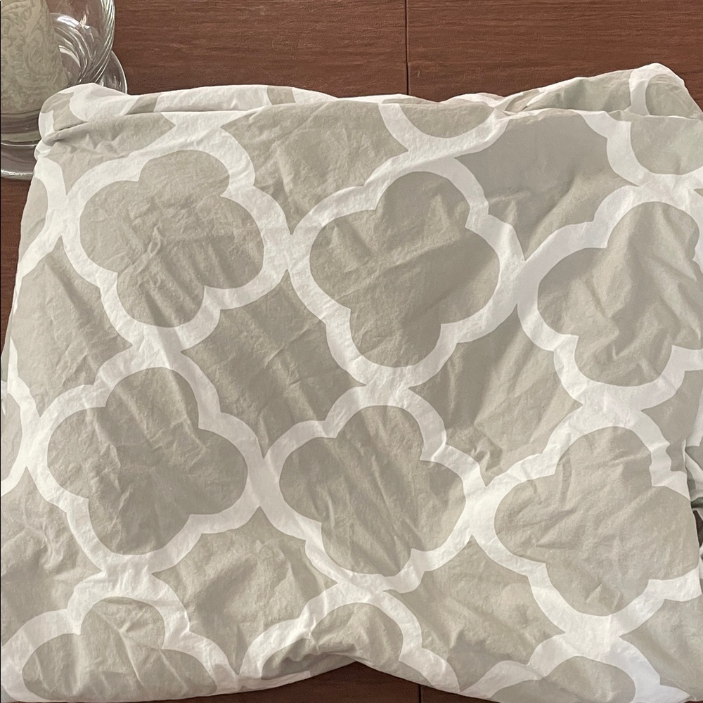 PB Teen Duvet. Gray and White Patterned Fabric. Twin. 

On extra bed not used.